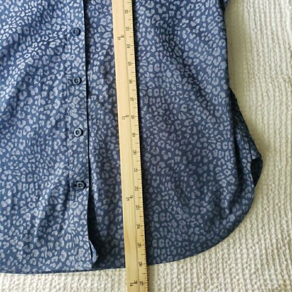 Chicos No Iron Cool Max Button Up Shirt Blue Long Sleeve Collared Size 00 US XS - Picture 9 of 10